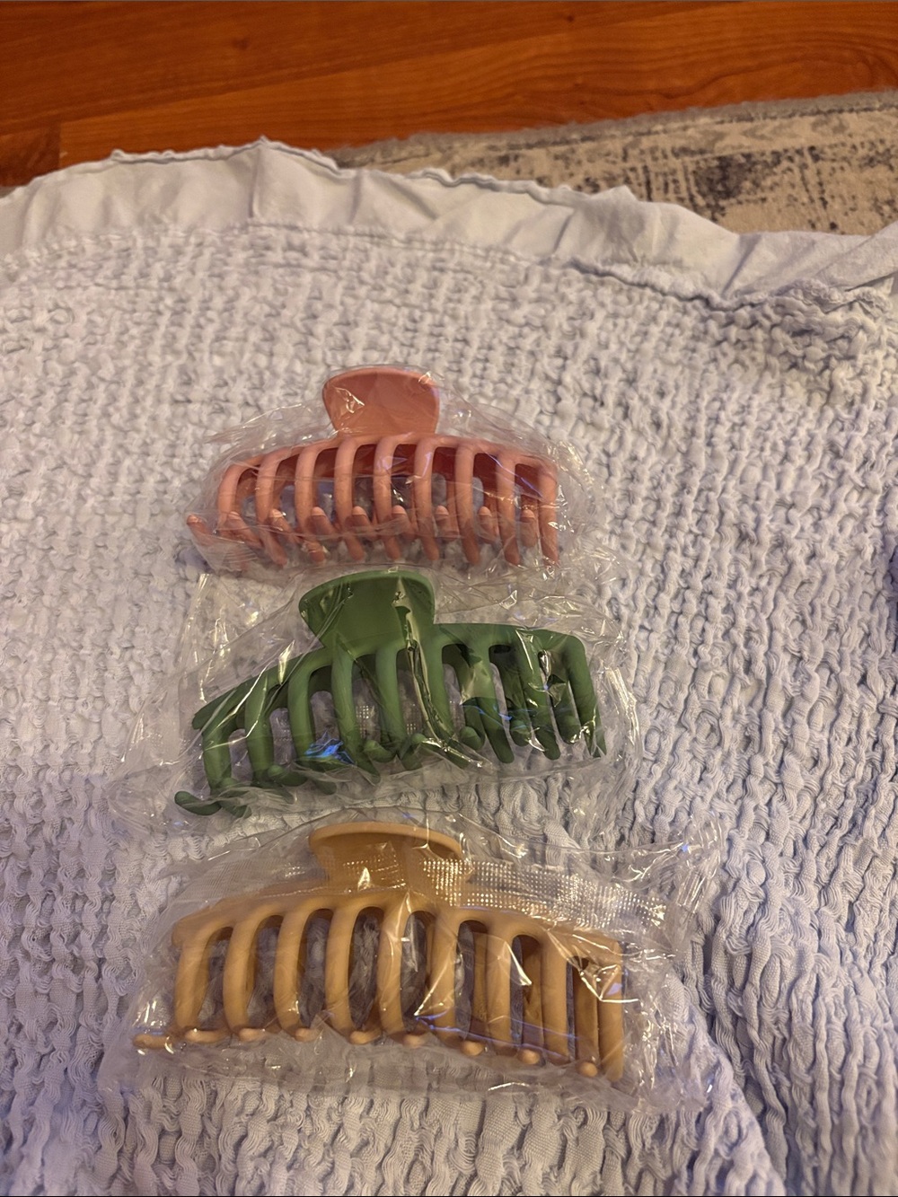 Set of 3 Women’s Hair Claw Clips — Pink, Green & Tan